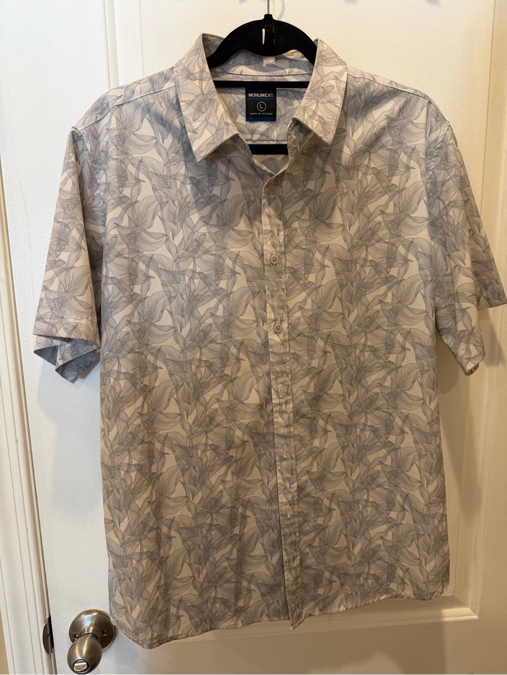 Monument Short-Sleeve Casual Button-Down Shirt in Light Gray Leaf Print